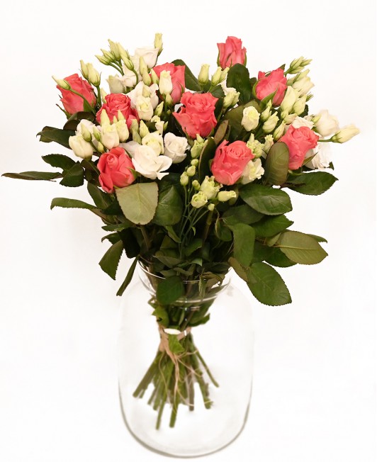 Rožinių rožių puokštė su eustomomis