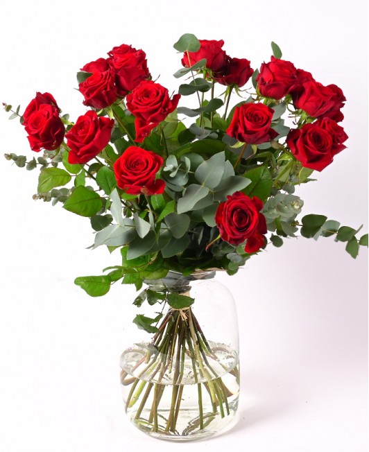 Raudonų rožių puokštė su eukaliptu